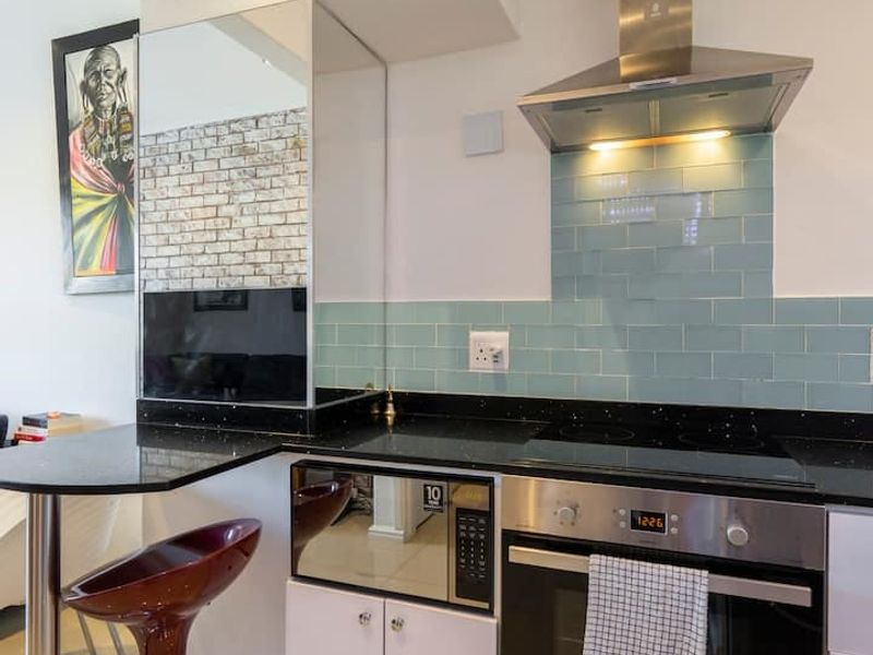 Charming 2-Bedroom Apartment for Sale in the Heart of Bo-Kaap – Sold Fully Furnished & Airbnb-Ready - Photo 4