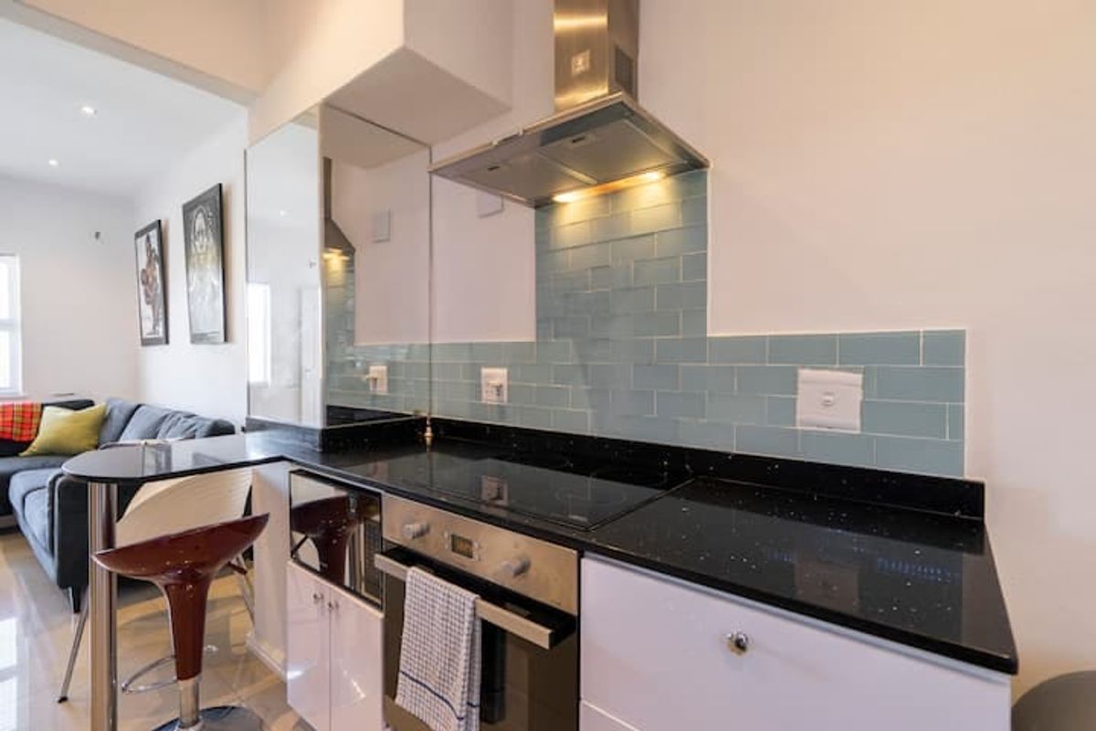 Charming 2-Bedroom Apartment for Sale in the Heart of Bo-Kaap – Sold Fully Furnished & Airbnb-Ready - Photo 2