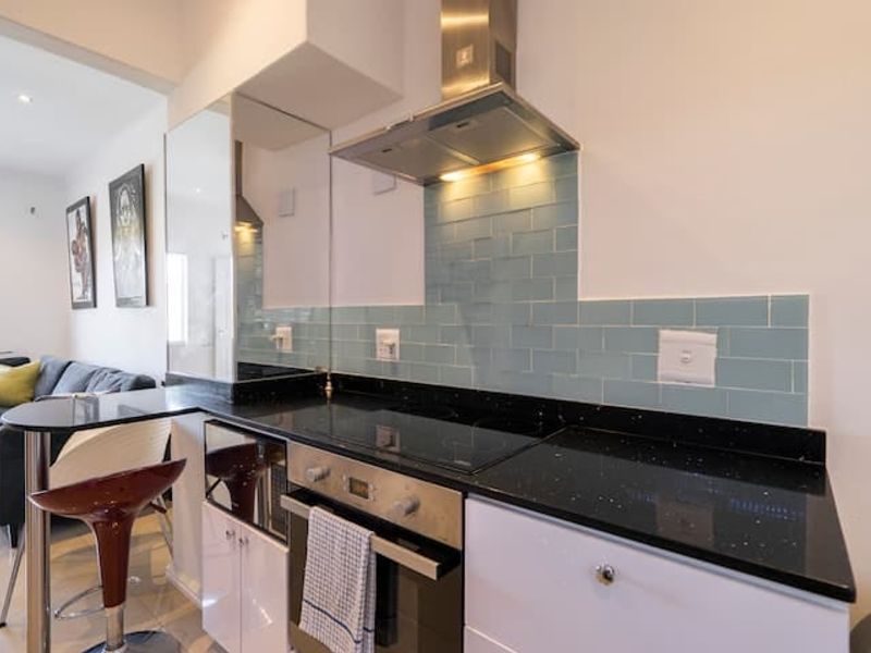 Charming 2-Bedroom Apartment for Sale in the Heart of Bo-Kaap – Sold Fully Furnished & Airbnb-Ready - Photo 2