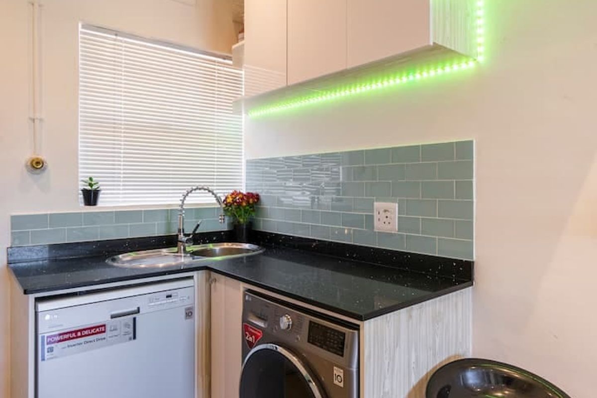 Charming 2-Bedroom Apartment for Sale in the Heart of Bo-Kaap – Sold Fully Furnished & Airbnb-Ready - Photo 3