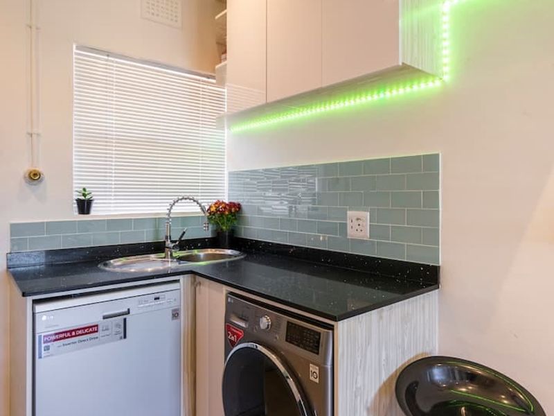 Charming 2-Bedroom Apartment for Sale in the Heart of Bo-Kaap – Sold Fully Furnished & Airbnb-Ready - Photo 3