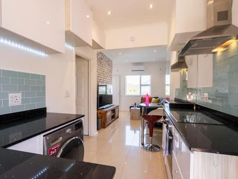 Charming 2-Bedroom Apartment for Sale in the Heart of Bo-Kaap – Sold Fully Furnished & Airbnb-Ready - Photo 9