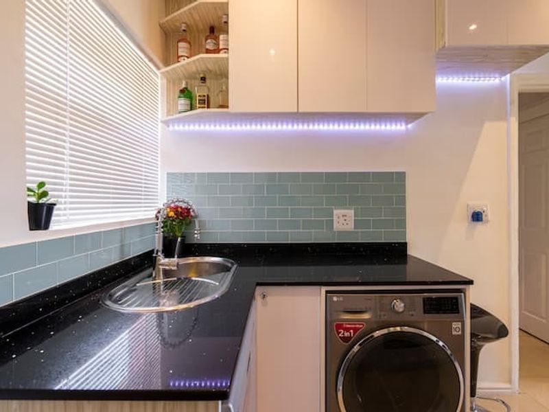 Charming 2-Bedroom Apartment for Sale in the Heart of Bo-Kaap – Sold Fully Furnished & Airbnb-Ready - Photo 5