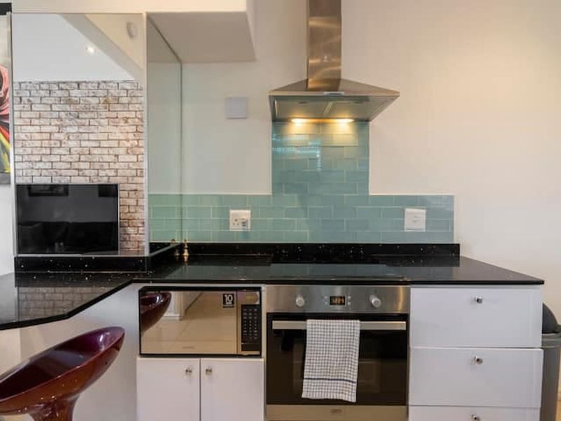 Charming 2-Bedroom Apartment for Sale in the Heart of Bo-Kaap – Sold Fully Furnished & Airbnb-Ready - Photo 8