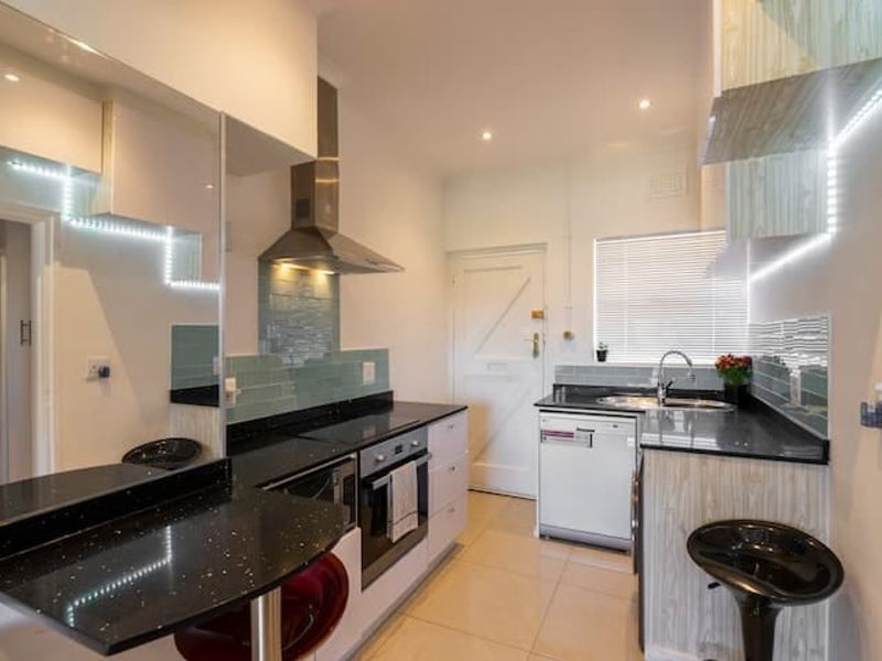 Charming 2-Bedroom Apartment for Sale in the Heart of Bo-Kaap – Sold Fully Furnished & Airbnb-Ready - Photo 7