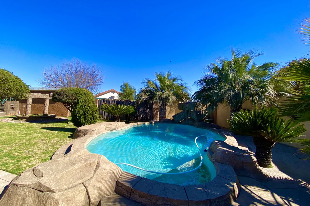 Comfort Meets Style - Photo 2