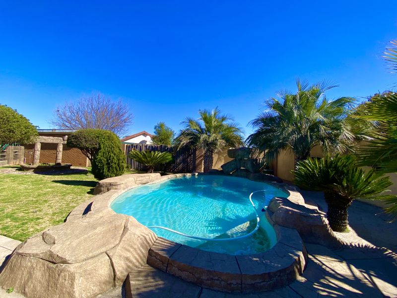 Comfort Meets Style - Photo 2