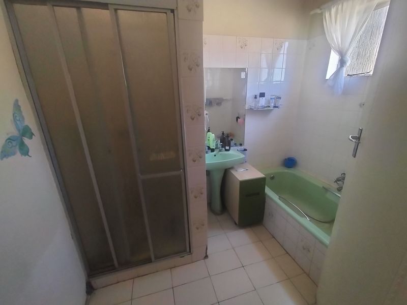 No Transfer Fees! Multi-Home Smallholding with Strong Water Supply & Business Potential - Photo 9