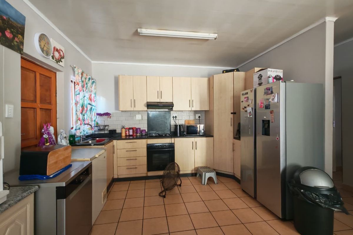 Charming house for sale in Waterval East, Rustenburg - ideal for families and investors alike - Photo 3