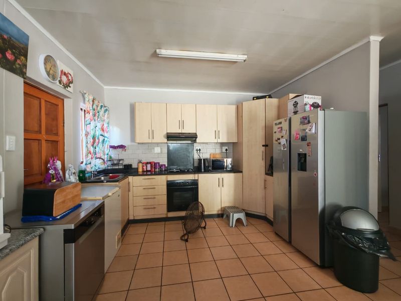 Charming house for sale in Waterval East, Rustenburg - ideal for families and investors alike - Photo 3