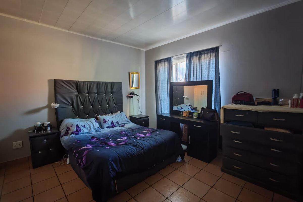 Charming house for sale in Waterval East, Rustenburg - ideal for families and investors alike - Photo 5