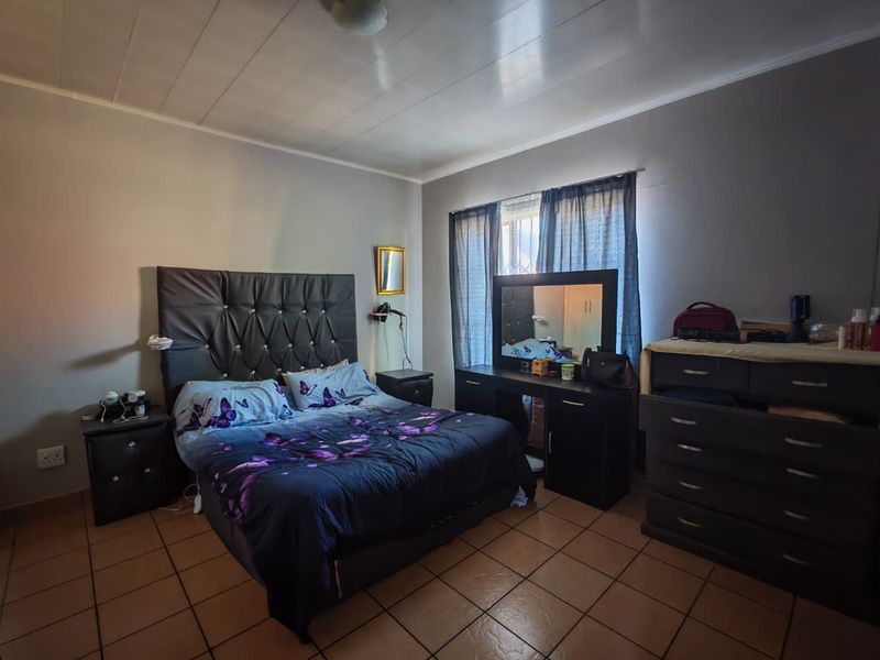 Charming house for sale in Waterval East, Rustenburg - ideal for families and investors alike - Photo 5