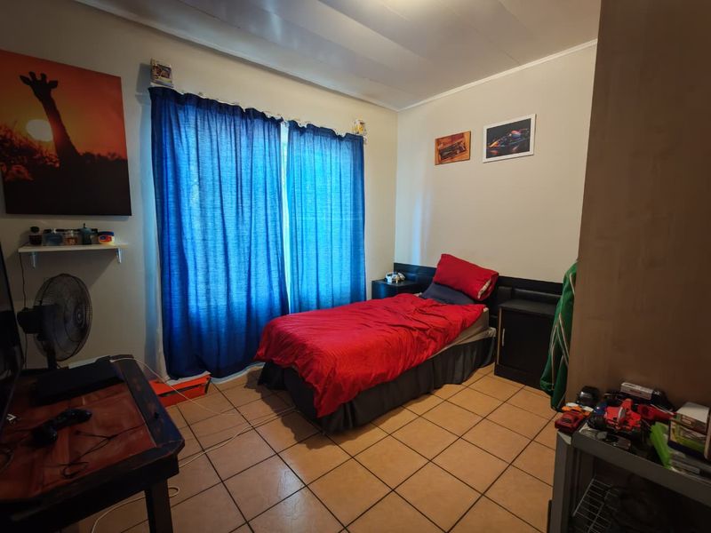 Charming house for sale in Waterval East, Rustenburg - ideal for families and investors alike - Photo 10