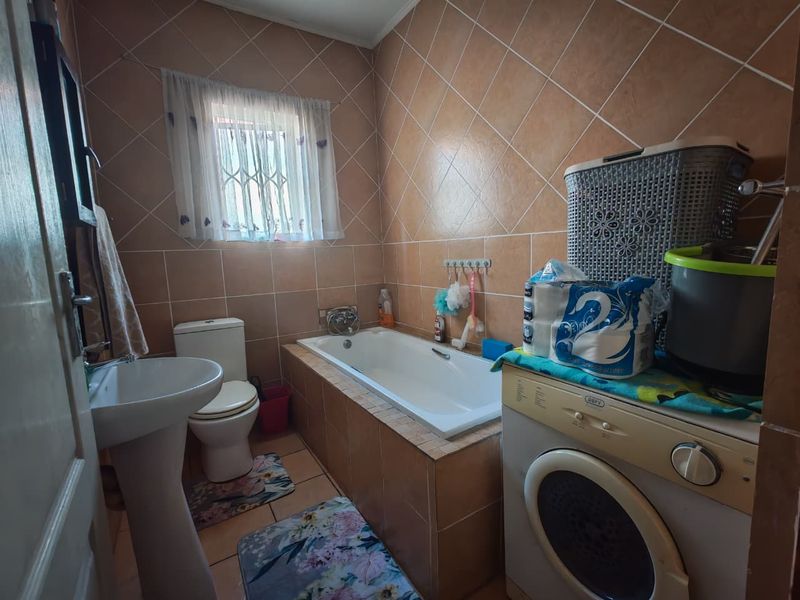 Charming house for sale in Waterval East, Rustenburg - ideal for families and investors alike - Photo 9