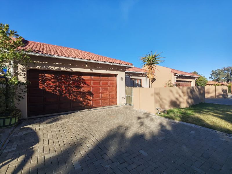 Charming house for sale in Waterval East, Rustenburg - ideal for families and investors alike - Photo 1