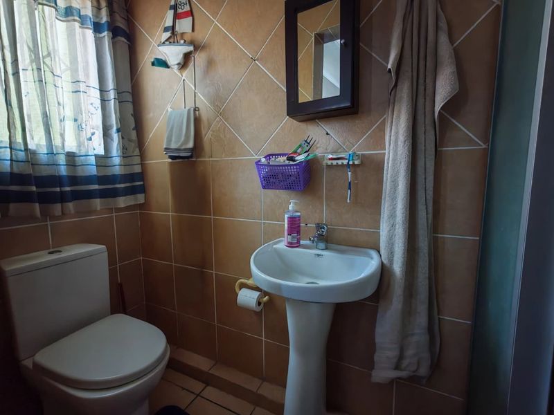 Charming house for sale in Waterval East, Rustenburg - ideal for families and investors alike - Photo 8