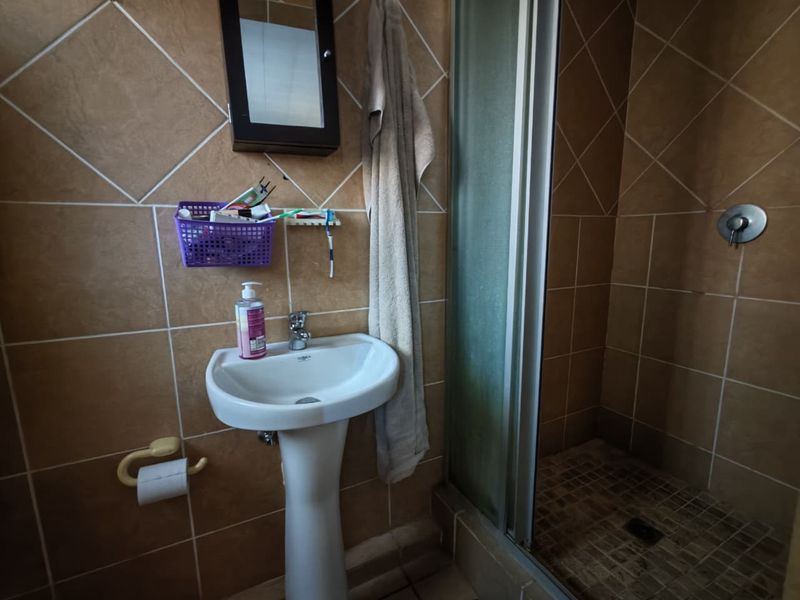 Charming house for sale in Waterval East, Rustenburg - ideal for families and investors alike - Photo 7