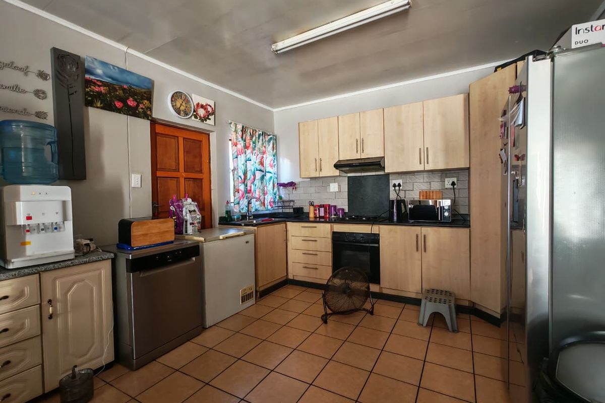 Charming house for sale in Waterval East, Rustenburg - ideal for families and investors alike - Photo 4