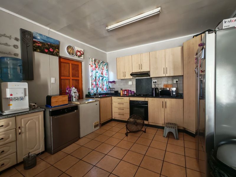 Charming house for sale in Waterval East, Rustenburg - ideal for families and investors alike - Photo 4