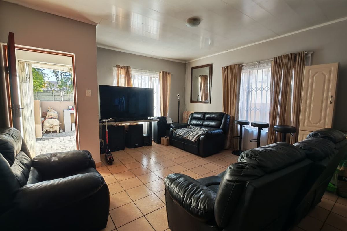 Charming house for sale in Waterval East, Rustenburg - ideal for families and investors alike - Photo 2