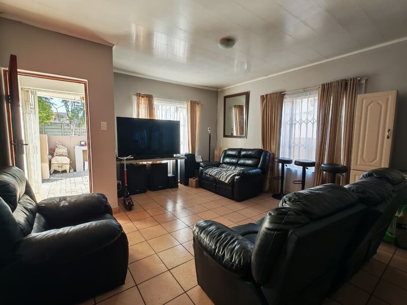 Charming house for sale in Waterval East, Rustenburg - ideal for families and investors alike - Photo 2