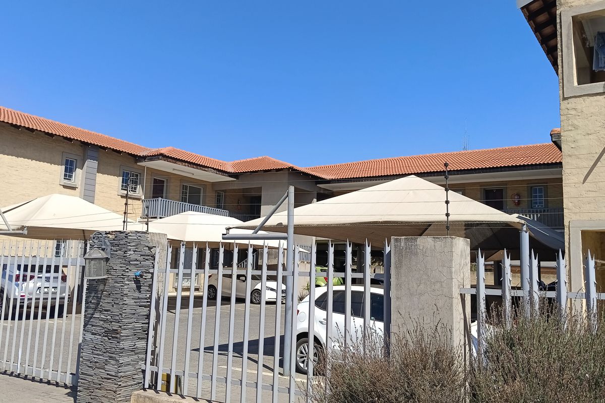 2 Bedroom Farm Ridge Sectional Title Unit For Sale - Photo 3