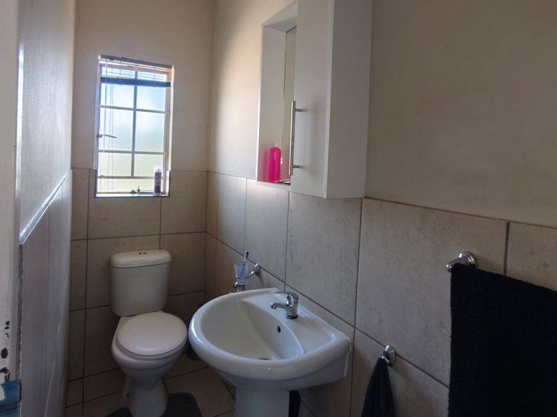 2 Bedroom Farm Ridge Sectional Title Unit For Sale - Photo 10