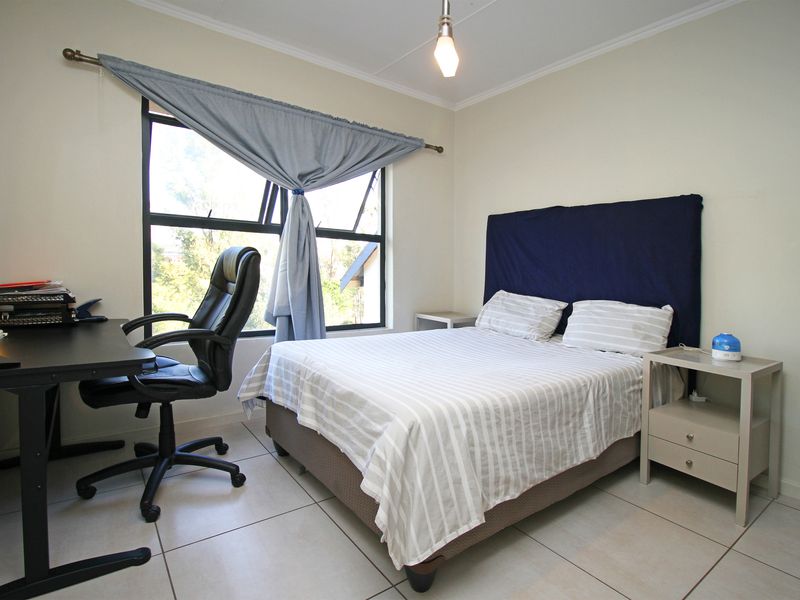 Modern 2-bedroom 2-bathroom Top Floor Apartment Located in a Sought After Lifestyle Complex - Photo 8