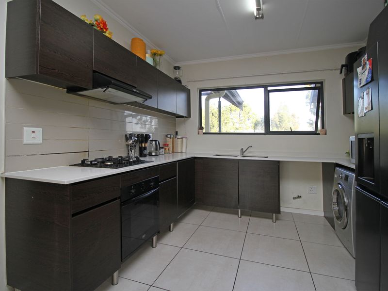Modern 2-bedroom 2-bathroom Top Floor Apartment Located in a Sought After Lifestyle Complex - Photo 6