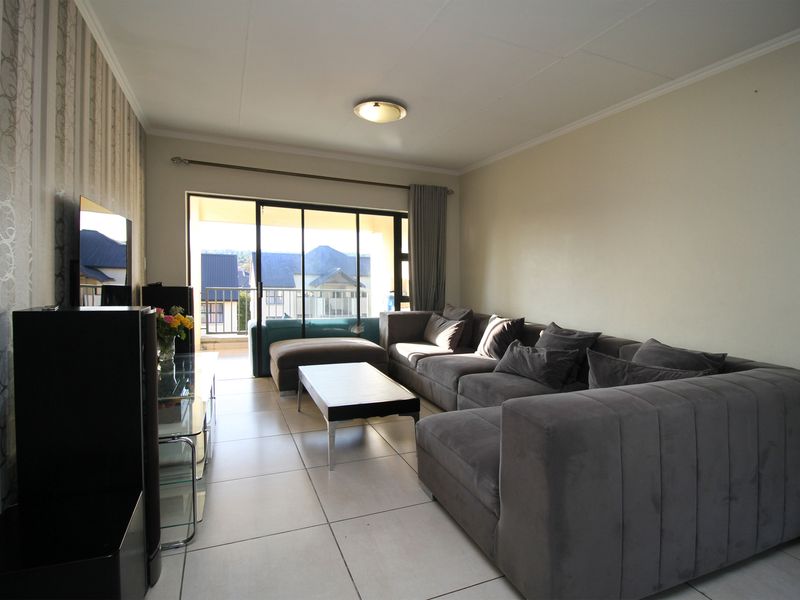 Modern 2-bedroom 2-bathroom Top Floor Apartment Located in a Sought After Lifestyle Complex - Photo 3