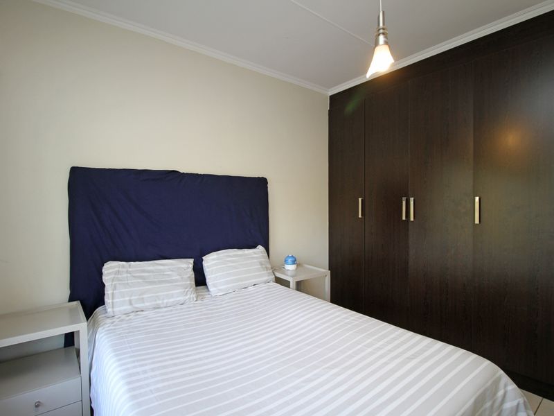 Modern 2-bedroom 2-bathroom Top Floor Apartment Located in a Sought After Lifestyle Complex - Photo 10