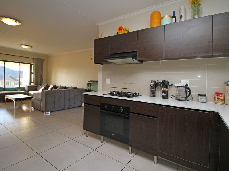 Modern 2-bedroom 2-bathroom Top Floor Apartment Located in a Sought After Lifestyle Complex - Photo 7