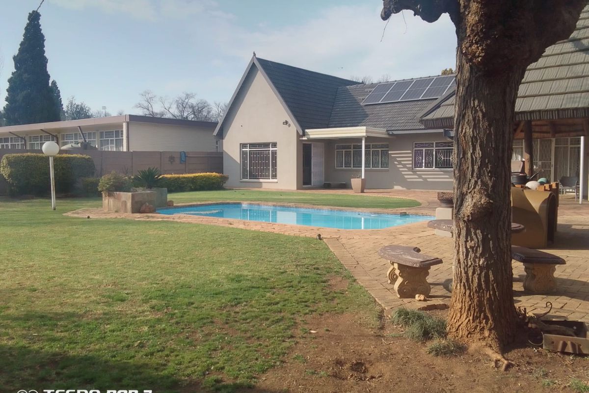 Spacious 2-Bedroom Family Home For Sale in Bailey Park, Potchefstroom - Photo 2
