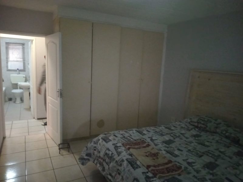 Newly Renovated 2-Bedroom Ground Floor Unit – Modern, Secure & Move-In Ready - Photo 4