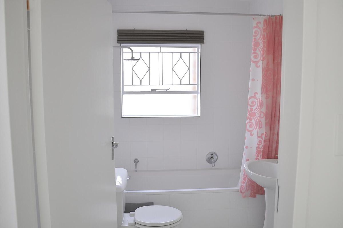 Newly Renovated 2-Bedroom Ground Floor Apartment - Photo 3