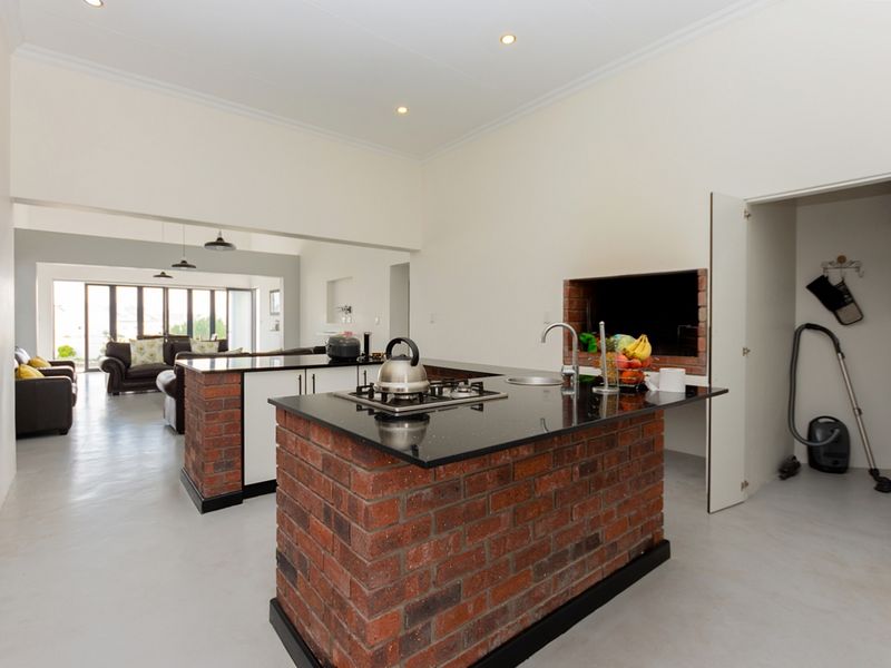 Paradise in Britannia Bay, this is your forever home - Photo 4