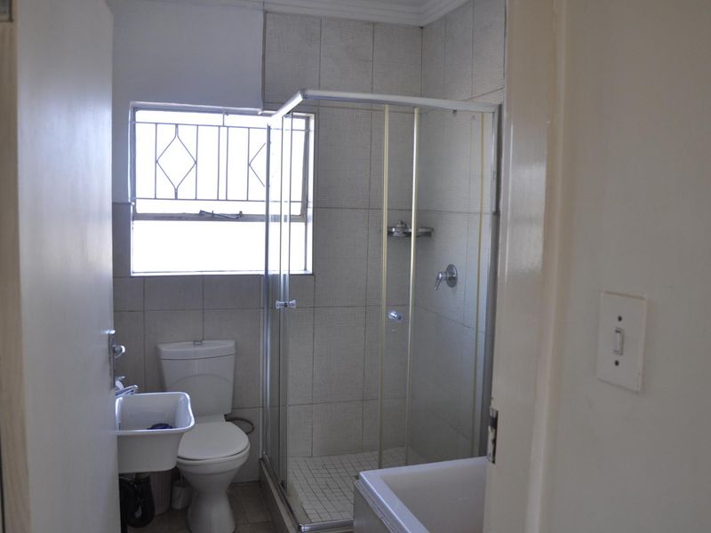 Beautiful Sunny 2-Bedroom Upstairs Unit - Photo 7