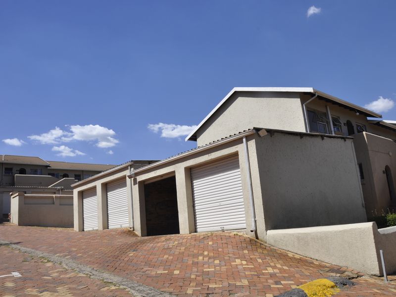 Beautiful Sunny 2-Bedroom Upstairs Unit - Photo 10