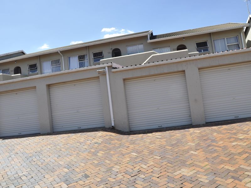 Beautiful Sunny 2-Bedroom Upstairs Unit - Photo 9