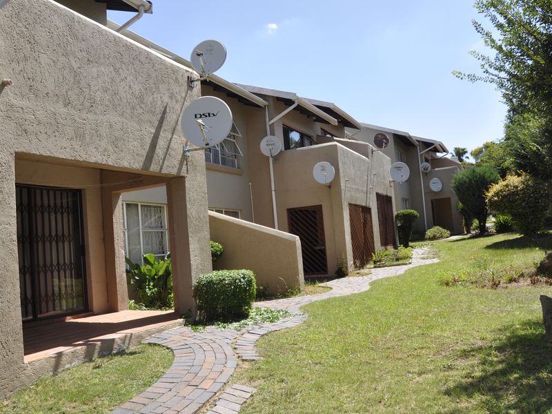 Beautiful Sunny 2-Bedroom Upstairs Unit - Photo 8