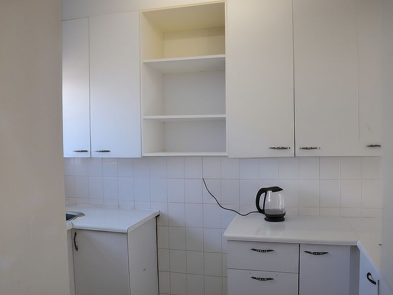 Beautiful Sunny 2-Bedroom Upstairs Unit - Photo 6