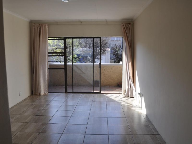 Beautiful Sunny 2-Bedroom Upstairs Unit - Photo 2