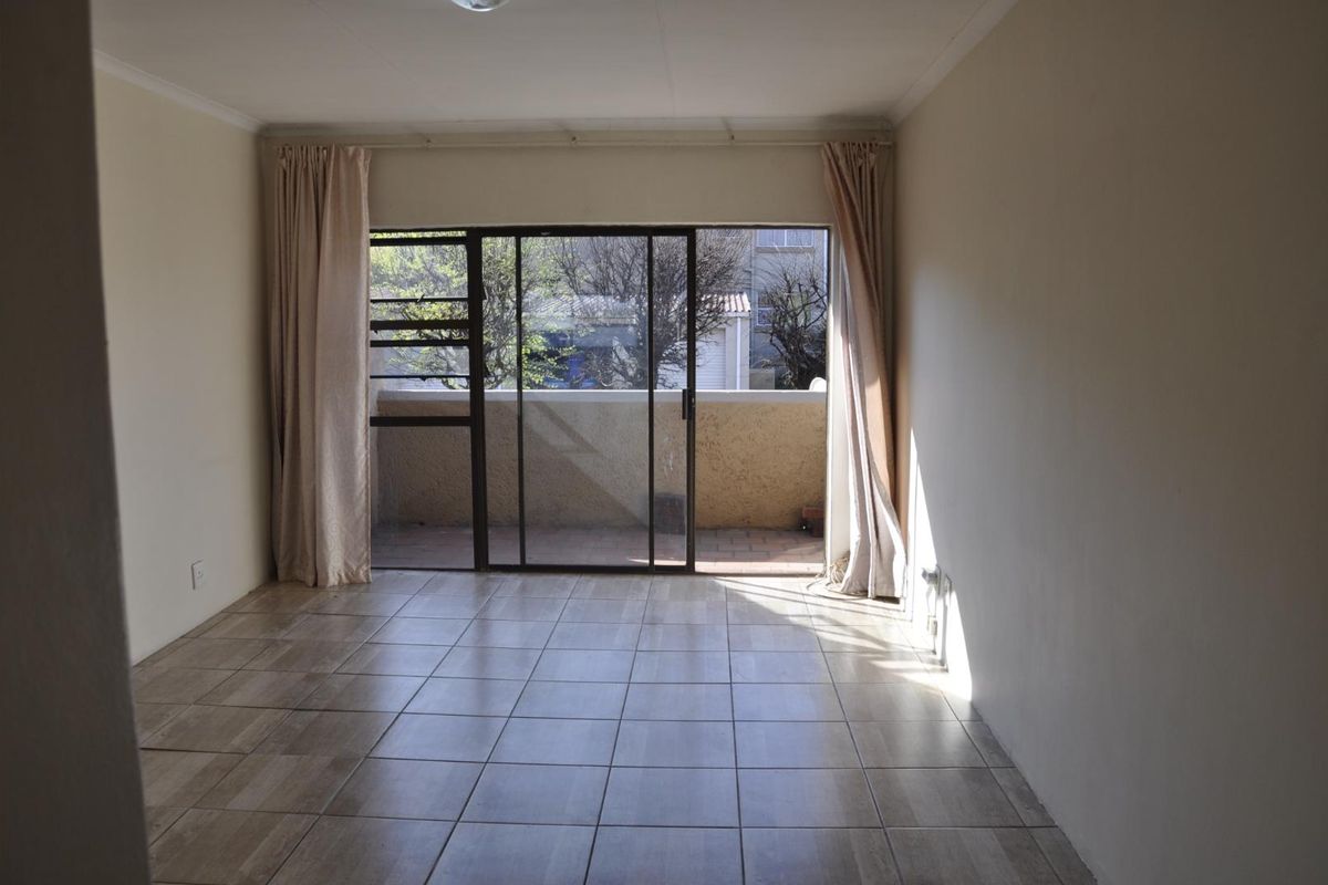 Beautiful Sunny 2-Bedroom Upstairs Unit - Photo 2