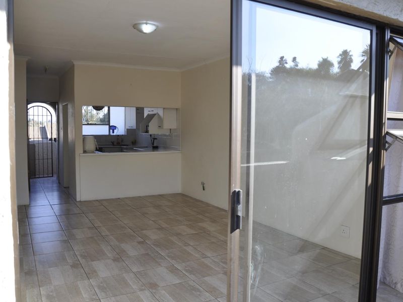 Beautiful Sunny 2-Bedroom Upstairs Unit - Photo 3