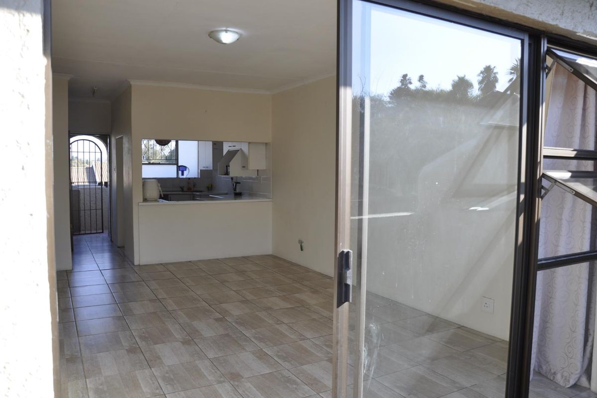 Beautiful Sunny 2-Bedroom Upstairs Unit - Photo 3