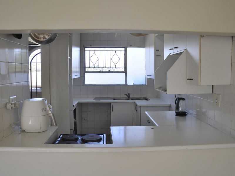 Beautiful Sunny 2-Bedroom Upstairs Unit - Photo 5