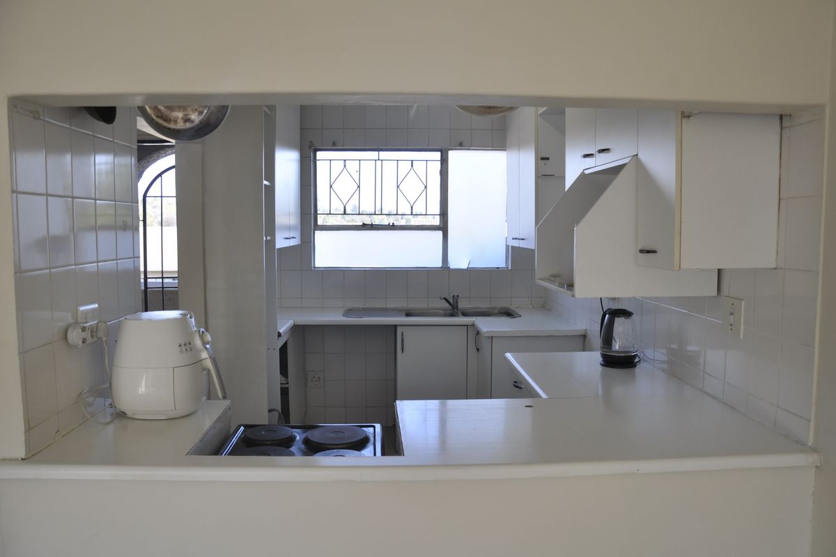 Beautiful Sunny 2-Bedroom Upstairs Unit - Photo 5