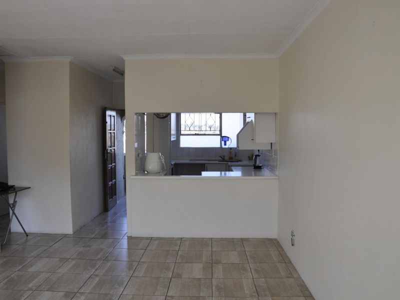 Beautiful Sunny 2-Bedroom Upstairs Unit - Photo 4