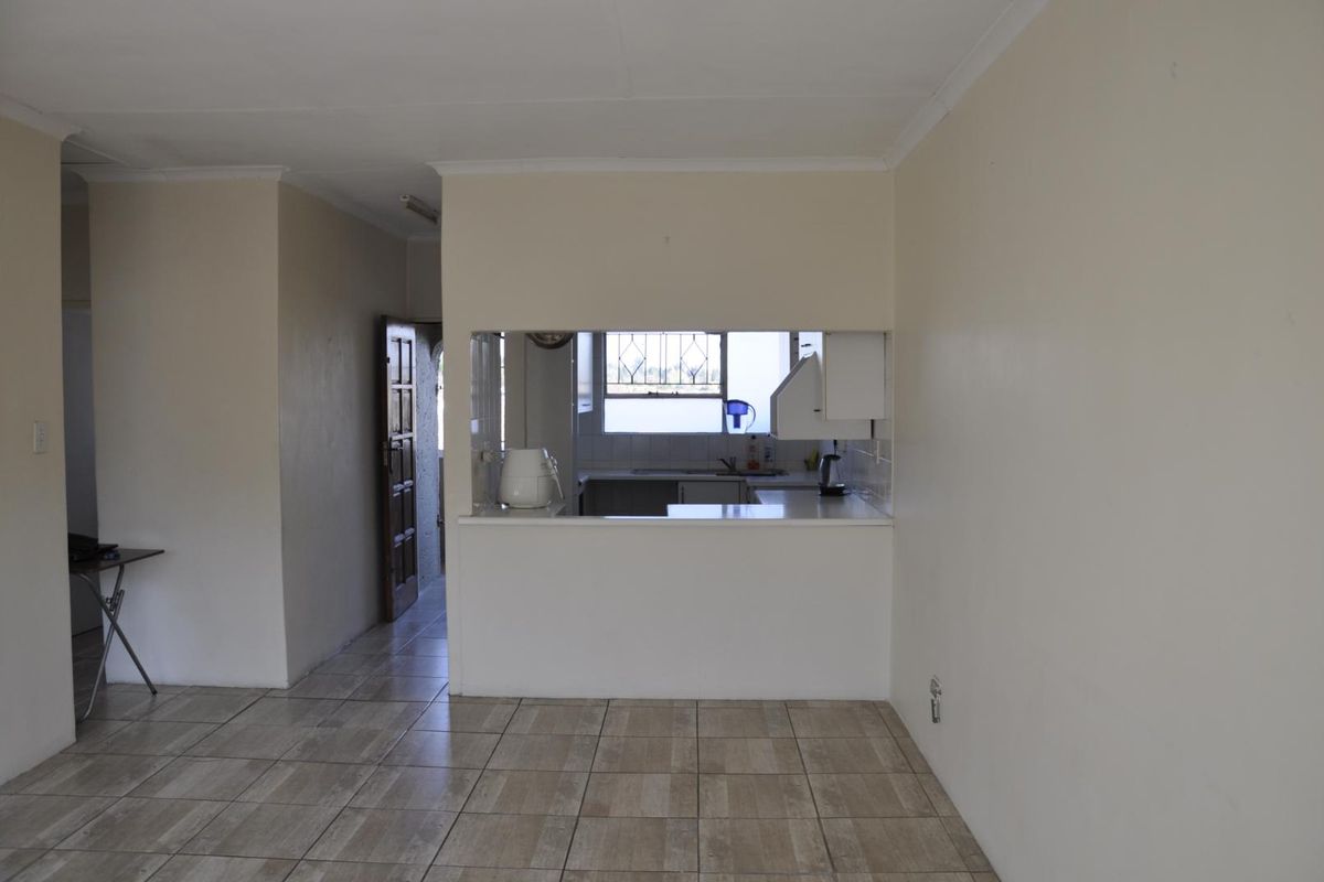 Beautiful Sunny 2-Bedroom Upstairs Unit - Photo 4