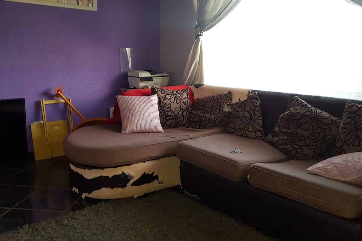 Charming 1-bedroom apartment for sale in Rustenburg Central—ideal for cozy living or investment! - Photo 5